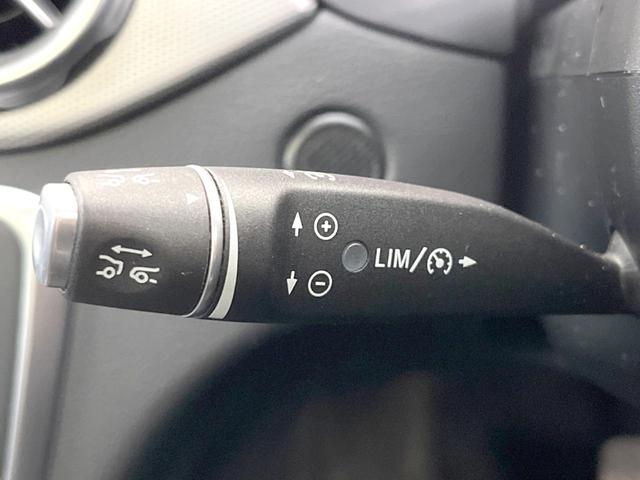 GLAクラス GLA220 4マチック プレミアムPKG レーダーセーフティPKG パノラミックスライディングルーフ HarmanKardonサウンドシステム 黒革シート シートヒーター 純正ナビ フルセグ バックカメラ キーレスゴー(5枚目)