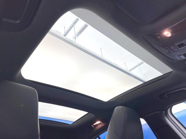 ●パノラミックスライディングルーフ：：大迫力のパノラマルーフは、後部座席にまで続いており、開放的な空間をお楽しみいただけます。