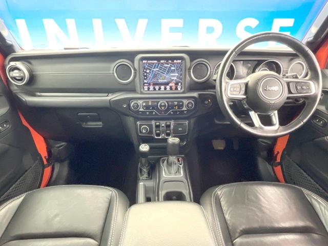 ジープ・ラングラーアンリミテッド サハラ　ローンチエディション　特別仕様車　クルーズコントロール　ステアリングヒーター　シートヒーター　ＪＥＥＰロゴ入り黒革シート　Ｕコネクト純正ナビ　バックカメラ　ＬＥＤヘッドライト　フルセグ　純正１８インチアルミホイール（2枚目）