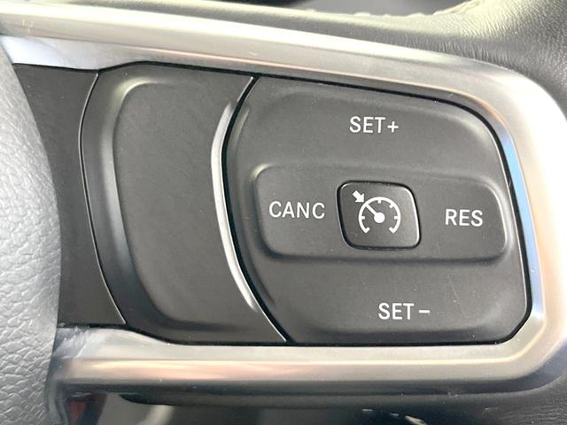 ジープ・ラングラーアンリミテッド サハラ　ローンチエディション　特別仕様車　クルーズコントロール　ステアリングヒーター　シートヒーター　ＪＥＥＰロゴ入り黒革シート　Ｕコネクト純正ナビ　バックカメラ　ＬＥＤヘッドライト　フルセグ　純正１８インチアルミホイール（6枚目）