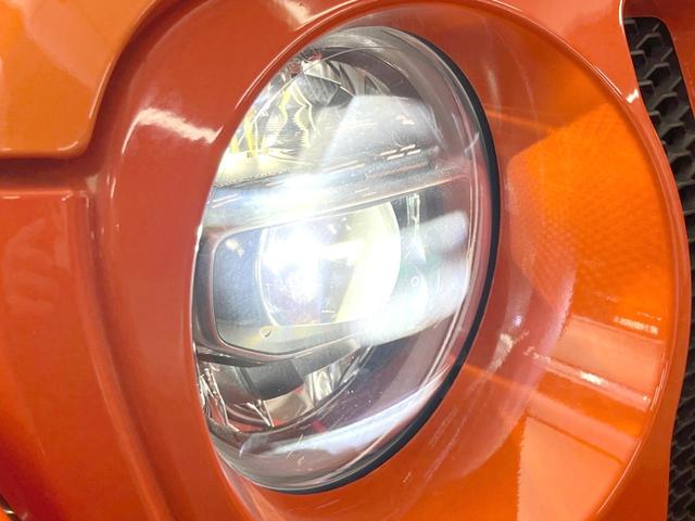 ジープ・ラングラーアンリミテッド サハラ　ローンチエディション　特別仕様車　クルーズコントロール　ステアリングヒーター　シートヒーター　ＪＥＥＰロゴ入り黒革シート　Ｕコネクト純正ナビ　バックカメラ　ＬＥＤヘッドライト　フルセグ　純正１８インチアルミホイール（14枚目）