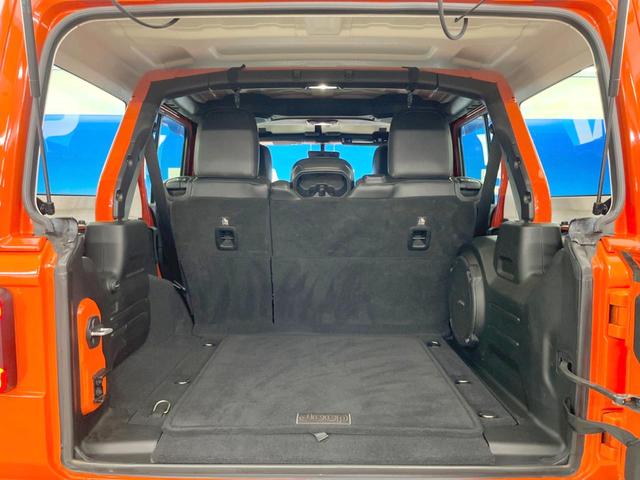 ジープ・ラングラーアンリミテッド サハラ　ローンチエディション　特別仕様車　クルーズコントロール　ステアリングヒーター　シートヒーター　ＪＥＥＰロゴ入り黒革シート　Ｕコネクト純正ナビ　バックカメラ　ＬＥＤヘッドライト　フルセグ　純正１８インチアルミホイール（15枚目）