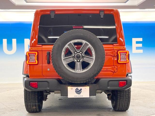 ジープ・ラングラーアンリミテッド サハラ　ローンチエディション　特別仕様車　クルーズコントロール　ステアリングヒーター　シートヒーター　ＪＥＥＰロゴ入り黒革シート　Ｕコネクト純正ナビ　バックカメラ　ＬＥＤヘッドライト　フルセグ　純正１８インチアルミホイール（17枚目）