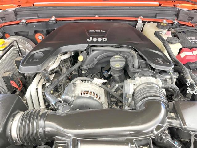 ジープ・ラングラーアンリミテッド サハラ　ローンチエディション　特別仕様車　クルーズコントロール　ステアリングヒーター　シートヒーター　ＪＥＥＰロゴ入り黒革シート　Ｕコネクト純正ナビ　バックカメラ　ＬＥＤヘッドライト　フルセグ　純正１８インチアルミホイール（21枚目）