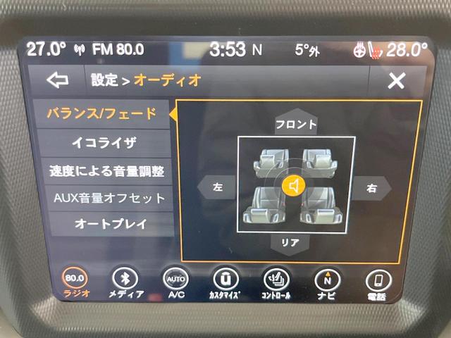 ジープ・ラングラーアンリミテッド サハラ　ローンチエディション　特別仕様車　クルーズコントロール　ステアリングヒーター　シートヒーター　ＪＥＥＰロゴ入り黒革シート　Ｕコネクト純正ナビ　バックカメラ　ＬＥＤヘッドライト　フルセグ　純正１８インチアルミホイール（27枚目）