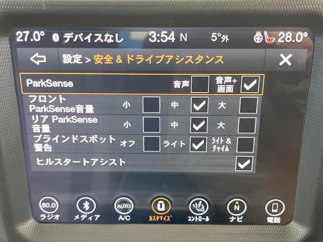 ジープ・ラングラーアンリミテッド サハラ　ローンチエディション　特別仕様車　クルーズコントロール　ステアリングヒーター　シートヒーター　ＪＥＥＰロゴ入り黒革シート　Ｕコネクト純正ナビ　バックカメラ　ＬＥＤヘッドライト　フルセグ　純正１８インチアルミホイール（28枚目）