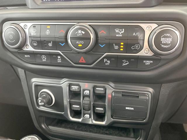 ジープ・ラングラーアンリミテッド サハラ　ローンチエディション　特別仕様車　クルーズコントロール　ステアリングヒーター　シートヒーター　ＪＥＥＰロゴ入り黒革シート　Ｕコネクト純正ナビ　バックカメラ　ＬＥＤヘッドライト　フルセグ　純正１８インチアルミホイール（29枚目）