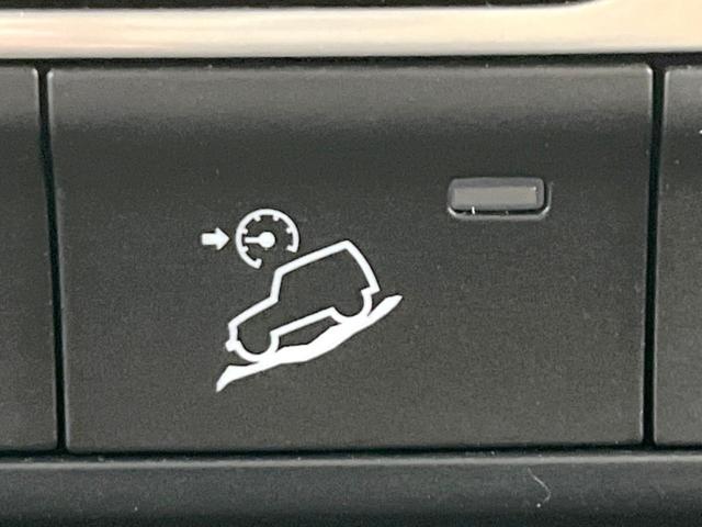 ジープ・ラングラーアンリミテッド サハラ　ローンチエディション　特別仕様車　クルーズコントロール　ステアリングヒーター　シートヒーター　ＪＥＥＰロゴ入り黒革シート　Ｕコネクト純正ナビ　バックカメラ　ＬＥＤヘッドライト　フルセグ　純正１８インチアルミホイール（33枚目）