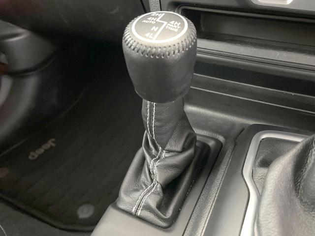 ジープ・ラングラーアンリミテッド サハラ　ローンチエディション　特別仕様車　クルーズコントロール　ステアリングヒーター　シートヒーター　ＪＥＥＰロゴ入り黒革シート　Ｕコネクト純正ナビ　バックカメラ　ＬＥＤヘッドライト　フルセグ　純正１８インチアルミホイール（35枚目）