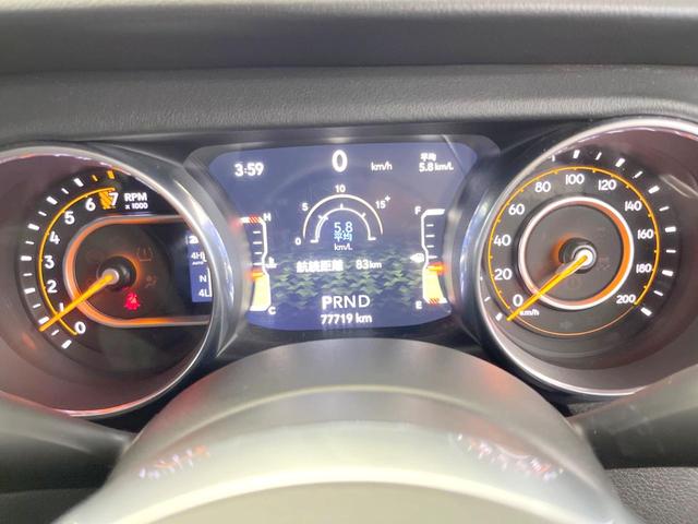 ジープ・ラングラーアンリミテッド サハラ　ローンチエディション　特別仕様車　クルーズコントロール　ステアリングヒーター　シートヒーター　ＪＥＥＰロゴ入り黒革シート　Ｕコネクト純正ナビ　バックカメラ　ＬＥＤヘッドライト　フルセグ　純正１８インチアルミホイール（37枚目）