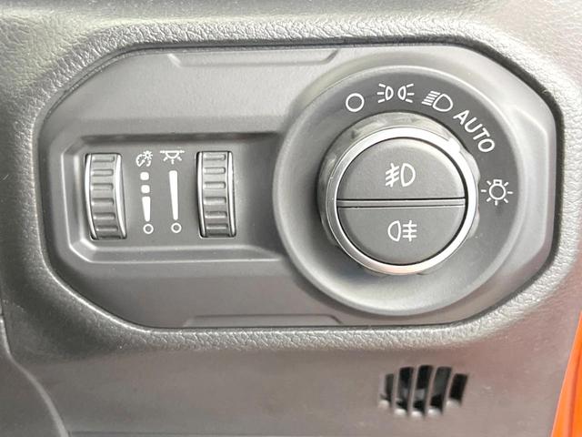 ジープ・ラングラーアンリミテッド サハラ　ローンチエディション　特別仕様車　クルーズコントロール　ステアリングヒーター　シートヒーター　ＪＥＥＰロゴ入り黒革シート　Ｕコネクト純正ナビ　バックカメラ　ＬＥＤヘッドライト　フルセグ　純正１８インチアルミホイール（40枚目）