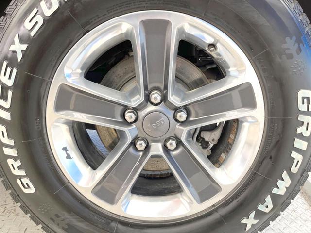 ジープ・ラングラーアンリミテッド サハラ　ローンチエディション　特別仕様車　クルーズコントロール　ステアリングヒーター　シートヒーター　ＪＥＥＰロゴ入り黒革シート　Ｕコネクト純正ナビ　バックカメラ　ＬＥＤヘッドライト　フルセグ　純正１８インチアルミホイール（44枚目）