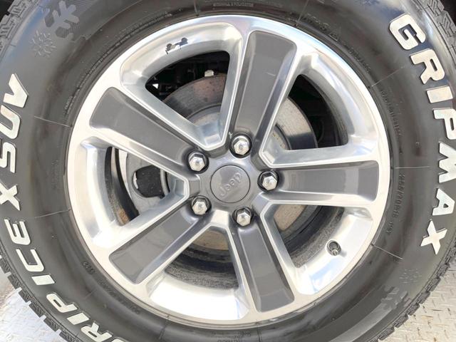 ジープ・ラングラーアンリミテッド サハラ　ローンチエディション　特別仕様車　クルーズコントロール　ステアリングヒーター　シートヒーター　ＪＥＥＰロゴ入り黒革シート　Ｕコネクト純正ナビ　バックカメラ　ＬＥＤヘッドライト　フルセグ　純正１８インチアルミホイール（45枚目）