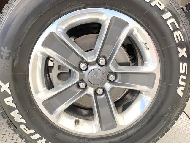 ジープ・ラングラーアンリミテッド サハラ　ローンチエディション　特別仕様車　クルーズコントロール　ステアリングヒーター　シートヒーター　ＪＥＥＰロゴ入り黒革シート　Ｕコネクト純正ナビ　バックカメラ　ＬＥＤヘッドライト　フルセグ　純正１８インチアルミホイール（46枚目）