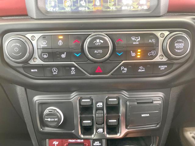 ジープ・ラングラーアンリミテッド ルビコンリミテEDウィズサンライダフリTフォーハドT 250台限定特別仕様車 黒革シート 前席シートヒーター アダプティブクルーズコントロール LEDヘッドライト 純正ナビ バックカメラ ALPINEスピーカー ダウンヒルアシスト(27枚目)