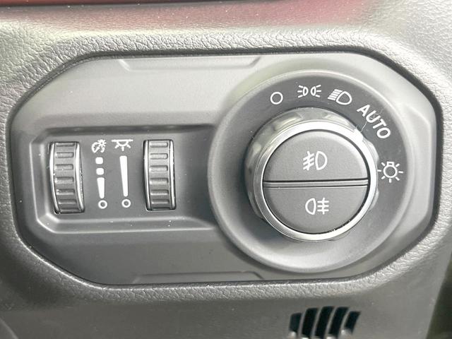 ジープ・ラングラーアンリミテッド ルビコンリミテEDウィズサンライダフリTフォーハドT 250台限定特別仕様車 黒革シート 前席シートヒーター アダプティブクルーズコントロール LEDヘッドライト 純正ナビ バックカメラ ALPINEスピーカー ダウンヒルアシスト(35枚目)