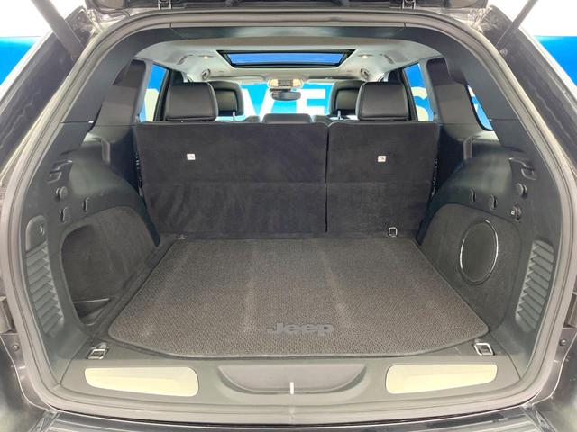 ジープ・グランドチェロキー サミット パノラミックサンルーフ Harman/Kardon 黒革シート シートベンチレーション アダプティブクルーズコントロール エアサスペンション 電動リアゲート 純正ナビ Bluetooth バックカメラ(13枚目)