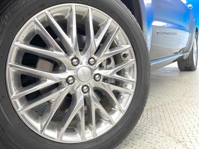 ジープ・グランドチェロキー サミット パノラミックサンルーフ Harman/Kardon 黒革シート シートベンチレーション アダプティブクルーズコントロール エアサスペンション 電動リアゲート 純正ナビ Bluetooth バックカメラ(15枚目)