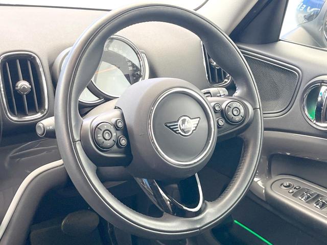 ＭＩＮＩ クーパーＳＤ　クロスオーバー　オール４　ペッパーＰＫＧ　純正ナビ　レーダークルーズ　衝突軽減システム　バックカメラ　電動リア　シートヒーター　純正１８インチアルミ　禁煙車　ｂｌｕｅｔｏｏｔｈ　ＬＥＤヘッドライト　電動格納ミラー（13枚目）