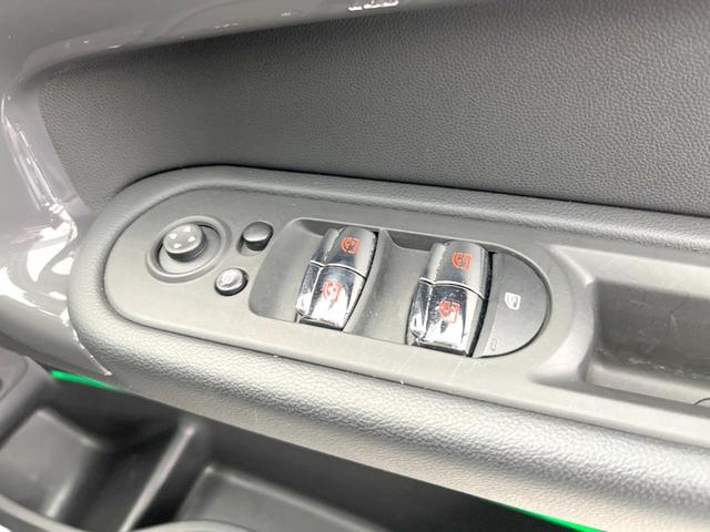 ＭＩＮＩ クーパーＳＤ　クロスオーバー　オール４　ペッパーＰＫＧ　純正ナビ　レーダークルーズ　衝突軽減システム　バックカメラ　電動リア　シートヒーター　純正１８インチアルミ　禁煙車　ｂｌｕｅｔｏｏｔｈ　ＬＥＤヘッドライト　電動格納ミラー（27枚目）