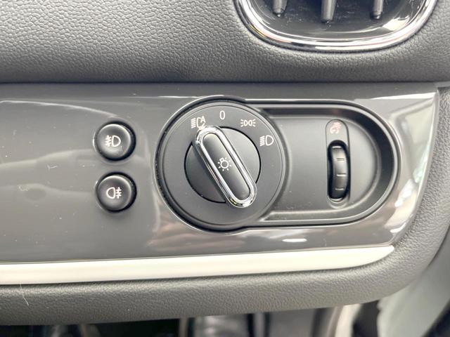 ＭＩＮＩ クーパーＳＤ　クロスオーバー　オール４　ペッパーＰＫＧ　純正ナビ　レーダークルーズ　衝突軽減システム　バックカメラ　電動リア　シートヒーター　純正１８インチアルミ　禁煙車　ｂｌｕｅｔｏｏｔｈ　ＬＥＤヘッドライト　電動格納ミラー（28枚目）