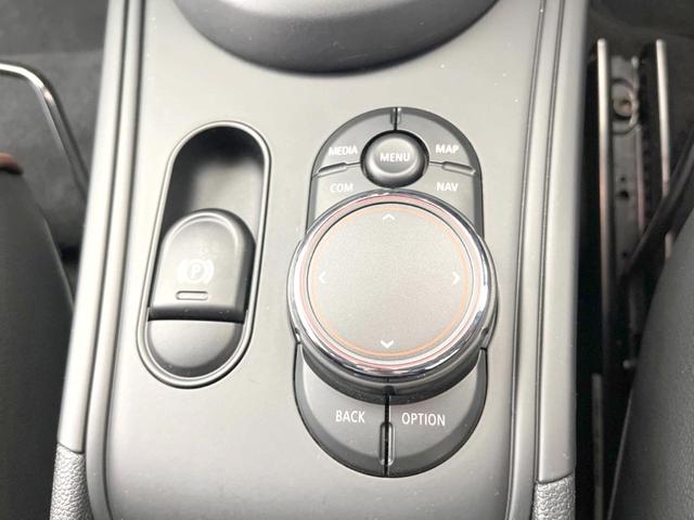 ＭＩＮＩ クーパーＳＤ　クロスオーバー　オール４　ペッパーＰＫＧ　純正ナビ　レーダークルーズ　衝突軽減システム　バックカメラ　電動リア　シートヒーター　純正１８インチアルミ　禁煙車　ｂｌｕｅｔｏｏｔｈ　ＬＥＤヘッドライト　電動格納ミラー（36枚目）