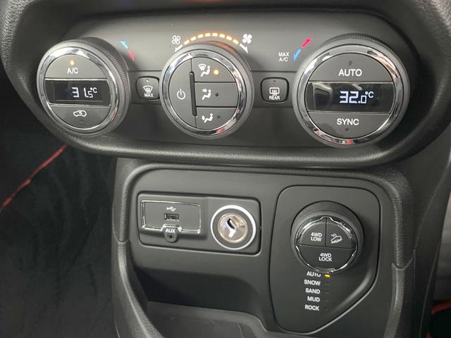 ジープ・レネゲード トレイルホーク クルーズコントロール バックカメラ TRAILHAWKロゴ入シート HIDヘッドライト 純正17インチアルミホイール セレクテレインシステム レーンキープアシスト Bluetooth接続 ETC車載器(31枚目)