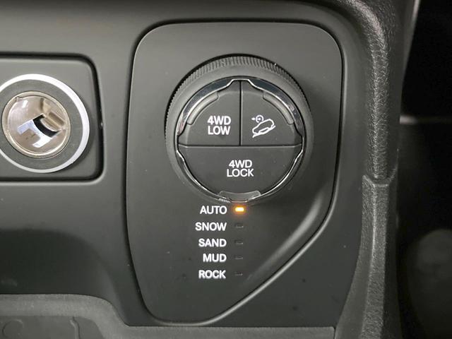 ジープ・レネゲード トレイルホーク クルーズコントロール バックカメラ TRAILHAWKロゴ入シート HIDヘッドライト 純正17インチアルミホイール セレクテレインシステム レーンキープアシスト Bluetooth接続 ETC車載器(7枚目)