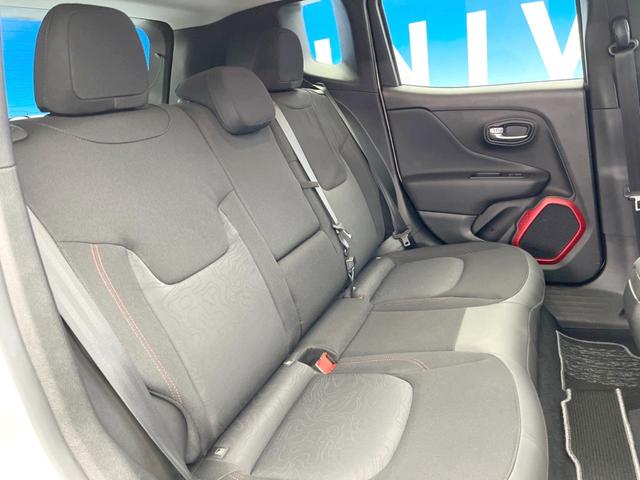 ジープ・レネゲード トレイルホーク クルーズコントロール バックカメラ TRAILHAWKロゴ入シート HIDヘッドライト 純正17インチアルミホイール セレクテレインシステム レーンキープアシスト Bluetooth接続 ETC車載器(10枚目)