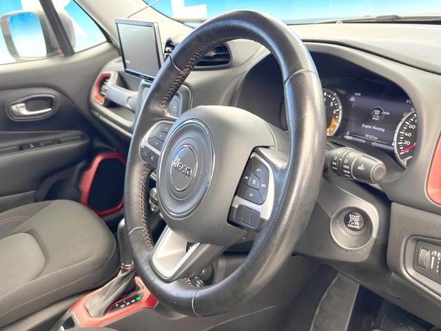 ジープ・レネゲード トレイルホーク クルーズコントロール バックカメラ TRAILHAWKロゴ入シート HIDヘッドライト 純正17インチアルミホイール セレクテレインシステム レーンキープアシスト Bluetooth接続 ETC車載器(11枚目)