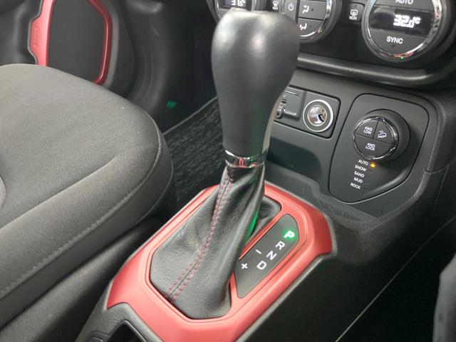 ジープ・レネゲード トレイルホーク クルーズコントロール バックカメラ TRAILHAWKロゴ入シート HIDヘッドライト 純正17インチアルミホイール セレクテレインシステム レーンキープアシスト Bluetooth接続 ETC車載器(12枚目)