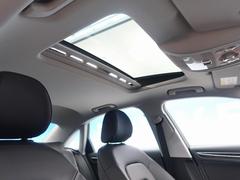 ●サンルーフ：開放感たっぷりの希少装備、サンルーフが装着されています！車内に明かりを取り入れたり景色を楽しむ以外にも、車内の空気も簡単に換気できて快適です！ 3