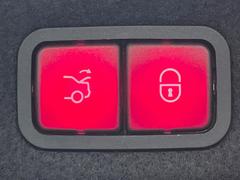 ●電動リアゲート：ワンタッチでリアゲートの開閉ができ、荷物などで両手が塞がっている状態でも簡単に開閉ができる便利機能です。 7