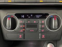 ●デュアルオートエアコン：運転席・助手席それぞれで温度設定が可能な独立式オートエアコンを標準装備しております！ 6