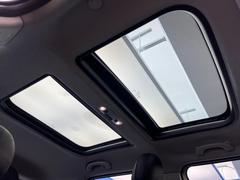 ●パノラマサンルーフ：開放感たっぷりの希少装備、サンルーフが装着されています！車内に明かりを取り入れたり景色を楽しむ以外にも、車内の空気も簡単に換気できて快適です！ 4