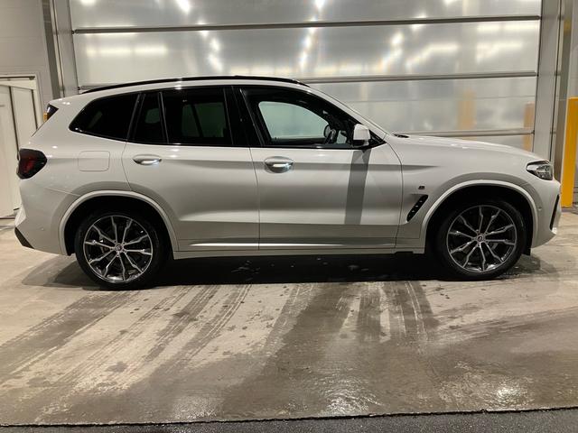 X3 xDrive 20d Mスポーツ セレクトパッケージ パノラマサンルーフ フロント・リヤシートヒーター ブラックレザーシート ステアリングヒーター ハーマンカードンスピーカー20インチアルミホイール リヤローラーブラインド全周囲カメラ(4枚目)