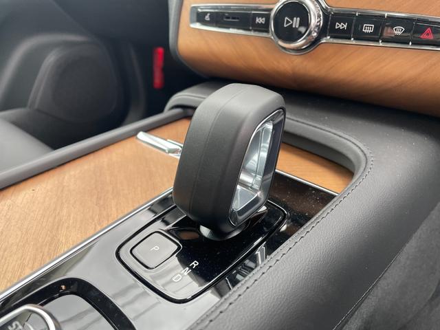 ＸＣ９０ 　登録済未使用車　黒革　サンルーフ　グーグルナビ　ハーマンカードン　ＬＥＤ　ＡＣＣ　衝突軽減Ｂ　パワーシート　シートヒーター　ブラインドスポット　純正１９インチＡＷ（15枚目）