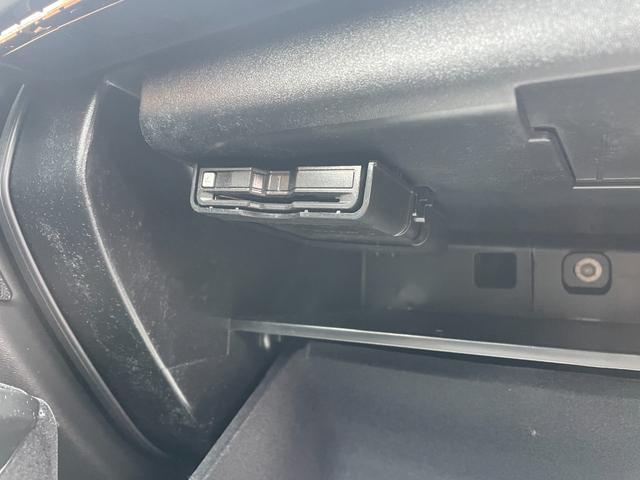 ＸＣ９０ 　登録済未使用車　黒革　サンルーフ　グーグルナビ　ハーマンカードン　ＬＥＤ　ＡＣＣ　衝突軽減Ｂ　パワーシート　シートヒーター　ブラインドスポット　純正１９インチＡＷ（16枚目）