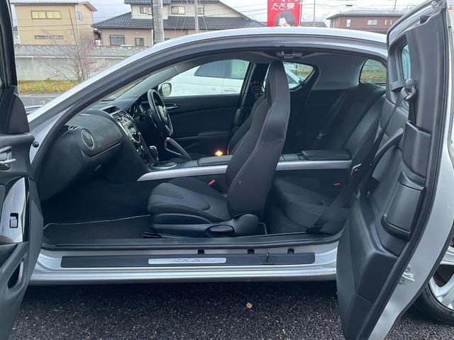 スポーツカーでありながら高い実用性を兼ね備えた革新的なデザインが魅力のＲＸ−８♪フリースタイルドア（観音開きドア）採用で後席へのアクセスもスムーズで広さや実用性も申し分ございません♪