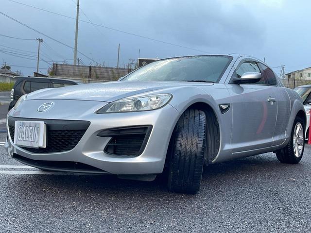 ロータリーエンジンならではのロータリーサウンドは心が躍りますね♪艶のあるボディとなっており、ご購入後も長く愛着を持ってお乗り頂ける自信のある１台です♪キーレスになりドアの開錠・施錠もラクラク♪