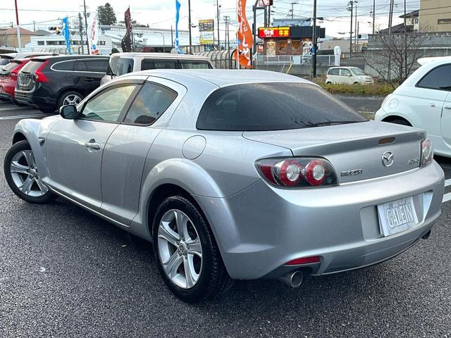 軽量コンパクト・高出力を特長とするロータリーエンジン♪思う存分走りをお楽しみくださいませ♪後期型では６速ＡＴが標準となっておりエンジン出量２１５ｐｓとなっております♪エンジンも改良され基本性能ＵＰ♪