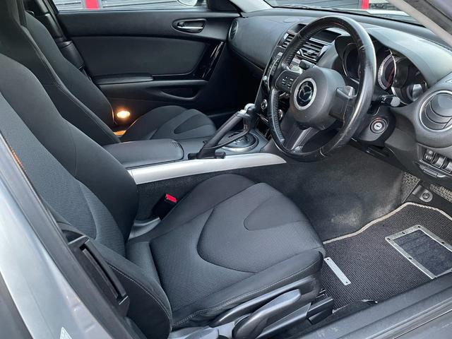 車内で一番汚れる運転席もご覧いただいた通り綺麗な状態です♪シートリフターで目線の高さを変えられるので女性でも運転しやすいお車です♪足元のマットも破れや等なく綺麗な状態です。もちろん全席装備です♪