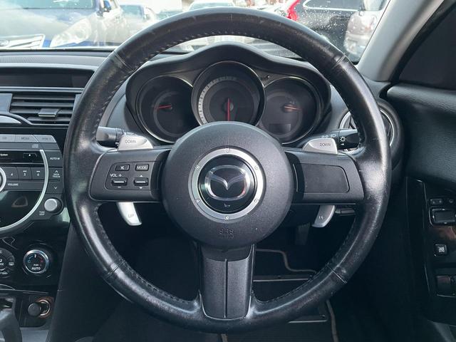 スポーティさを感じさせるデザイン♪革巻きステアリングとなっており、手になじみやすくグリップ性も◎♪ほつれなどもなく、きれいな状態です♪パドルシフトでＭＴモードの変速もラクラク♪ステアスイッチも有り♪