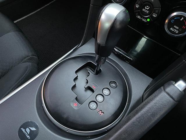 ＭＴモードに切り替え可能となっており、勾配の急な坂道や雪道などの悪路でも低速で走行する事が出来ます♪通常走行でも変速可能となっており、運転が楽しくなる装備です♪シフトも綺麗で大きな擦れも無し♪