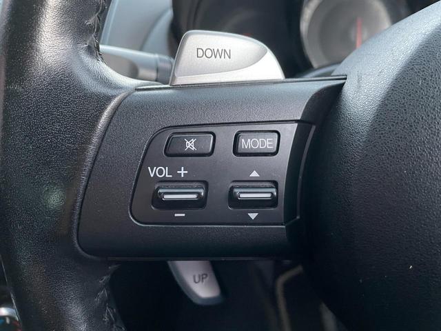 パドルシフトが装備されております♪お手元でギアの変更が可能ですので状況に合わせて変速が可能となっております♪スポーツ走行もできますので運転が楽しくなりますね♪視線移動が減り安全性もＵＰ♪