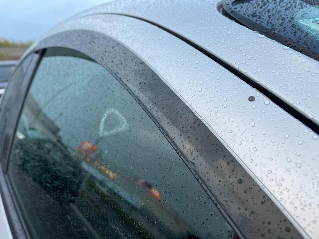 純正のドアバイザー装備なのでフィッティングもＯＫ♪雨の日でも濡れずに室内の換気が行えます♪ついていると便利ですね♪急なお乗り換えの際もご契約からご納車までスピーディに対応させて頂きます♪