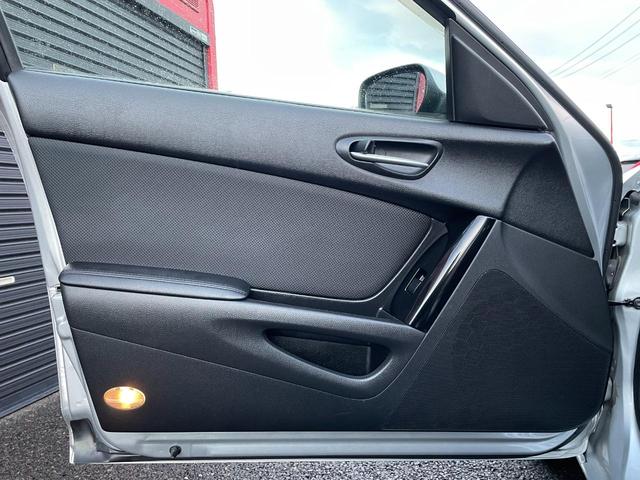 ドアは広くワイドに作られており、体の大きな方でも乗降り時に窮屈感を感じさせない乗降口です♪車内の内装に関しましても、ドアパネルやサイドポケットに擦れや汚れも無くとても良好な状態です♪