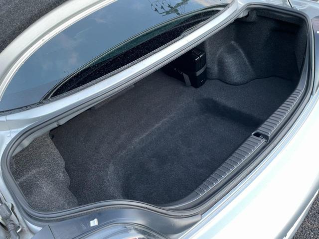 汚れも無くとても綺麗な状態のトランクルームとなります♪トランクルームも深さ・奥行きがあり、大きな荷物でも詰め込めますので利便性◎な車両となります♪ゴルフバックも楽々お積み頂けます♪