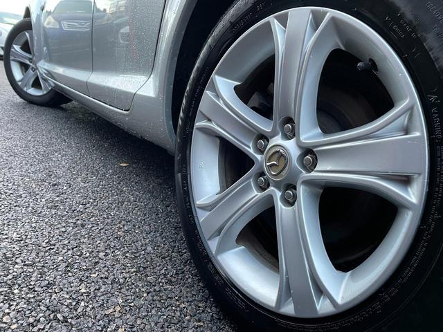 ボディとマッチした純正アルミ装着車となっております♪ガリキズやブレーキダスト等の汚れも少なくキレイな状態です♪車は足元からと言葉がピッタリな車両です♪夏・冬タイヤのご相談もお気軽にお申し付けください♪