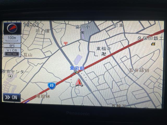 ナビが装備されてますので初めて訪れる場所でも迷わずに目的地に到着できますね♪ＢＴ接続やフルセグＴＶの視聴も可能ですので、ドライブも一層楽しくなりますよ♪その他機能満載なナビとなっております♪